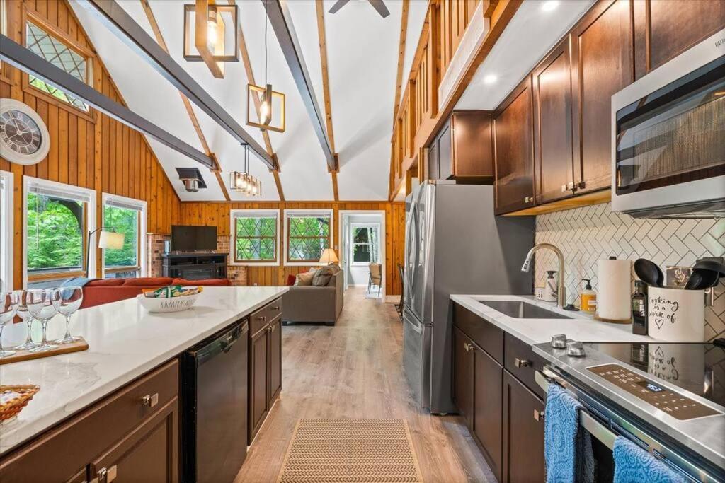 The Gingerbread House: 4 Bedroom Chalet, W/ Sunroom/Deck, Sleeps 12, Modern Amenities McGaheysville Экстерьер фото