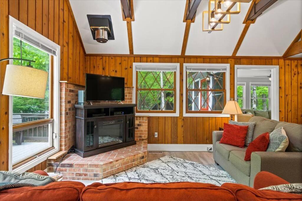 The Gingerbread House: 4 Bedroom Chalet, W/ Sunroom/Deck, Sleeps 12, Modern Amenities McGaheysville Экстерьер фото